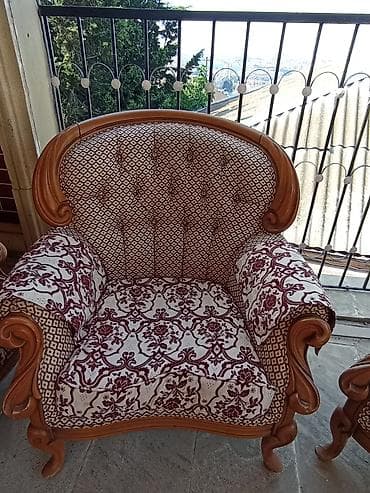 divan: Klassik üslubda 3-lü mebel dəsti Tərkibi: - 1 ədəd uzun divan - 2 — 5