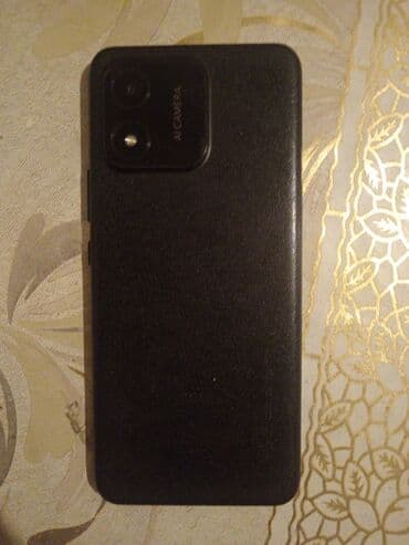 Arxa hissəsində qoşa kamera moduluna və “AI CAMERA” yazısına malik