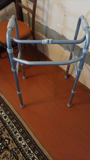 Gəzinti üçün yüngül metal “walker” – dördayaqlı dayaq çərçivəsi. -
