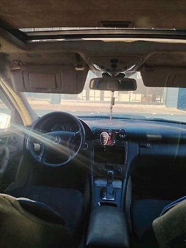 Mercedes-Benz C-Class: 2.4 l | 2001 il Sedan