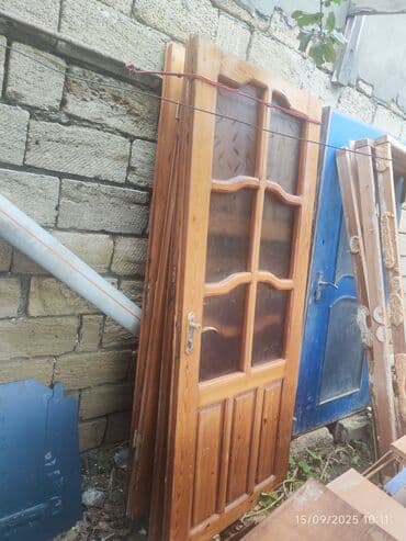 qapilar qiymeti: Şüşəli taxta qapı 4 ədəddir yaxşı vəziyyətdədir qiyməti 1 ədədə aiddir — 2