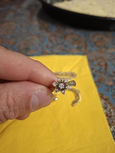 qizi: Dəstə daxildir: Üzük, Sırğa, Bilərzik, Sarı qızıl, 585 Əyar, 28 g — 4