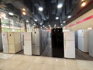 dondurma qabı: Məişət texnikası mağazasında geniş seçimli soyuducu vitrinləri. - — 1