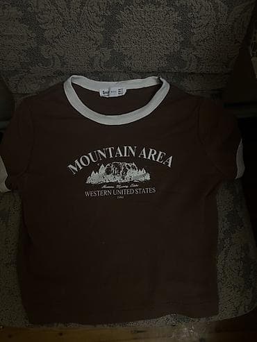 crop geyim: Qadın T-shirt (crop model) – “MOUNTAIN AREA” printli - Rəng: qəhvəyi — 3