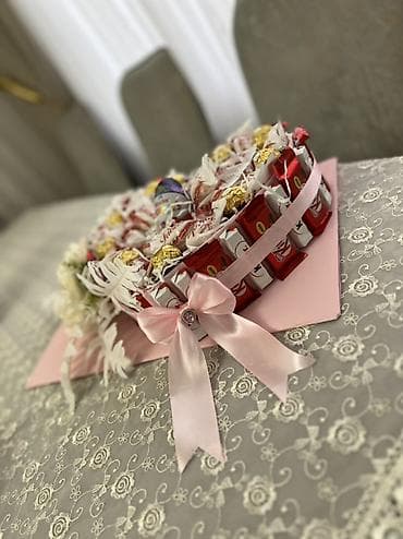 gul refleri: Şirniyyat hədiyyə kompozisiyası – ürək formalı şokolad səbəti - Ürək — 1