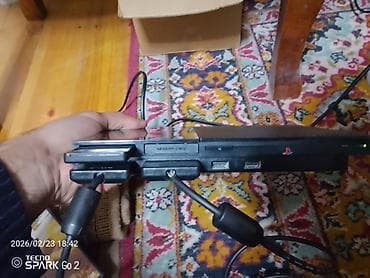 Sony PlayStation 2 Slim (PS2) oyun konsolu işlək vəziyyətdə iki
