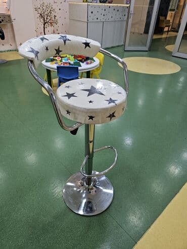 məktəb stulları: Təkərlər üzərində hündürlüyü tənzimlənən iki ədəd taburet. Məktəblər — 3