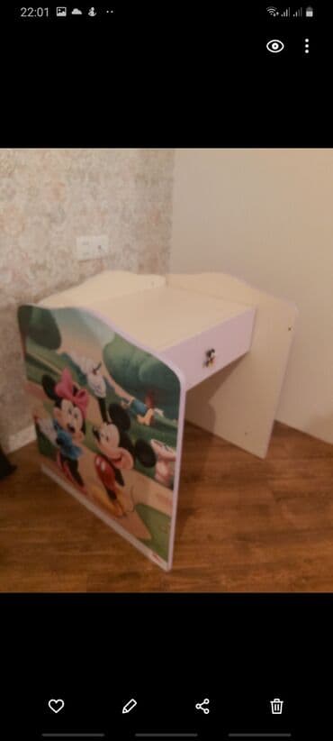 uşag masası: Yaxşı vəziyyətdə uşaq masası. 6 yaşa qədər 2 ədəd kitab rəfi. biri 30 — 6