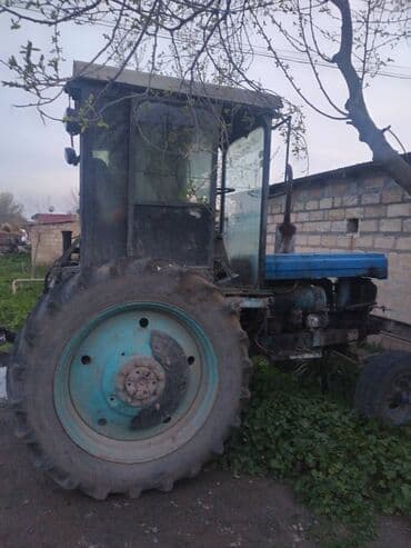 Traktor yaxsi vezyet de di lapet ot toplayan la birlikdə satilir