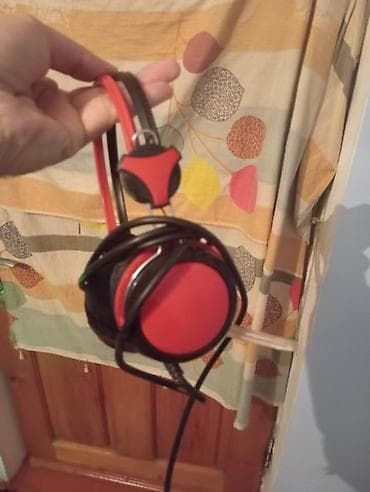 Qırmızı-qara naqilli qulaqlıq-mikrofon (headset). - Over-ear dizayn