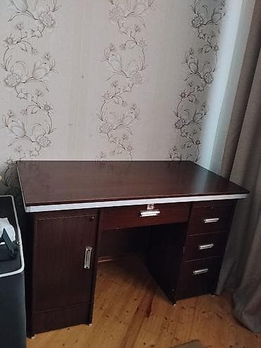ofis desti: 2 yazı masası, bir servant. İşlənmişdir. 3u bir yerde satılır. Ayrı — 2