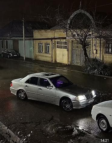 Mercedes-Benz C-Class: 1.8 l | 1997 il Sedan