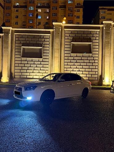vito disk: Ağ rəngli sedan – fərdi tüninqli eksteryer və LED işıq paketi — 5