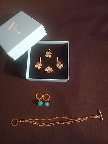 mini çanta: Paslanmaz metaldan rəngli qaşlarla üzük, sırğa, klon dəsti. Və ayrıca — 5