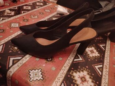 Qadın ayaqqabısı – klassik qara rəngli, slingback model. - Burun