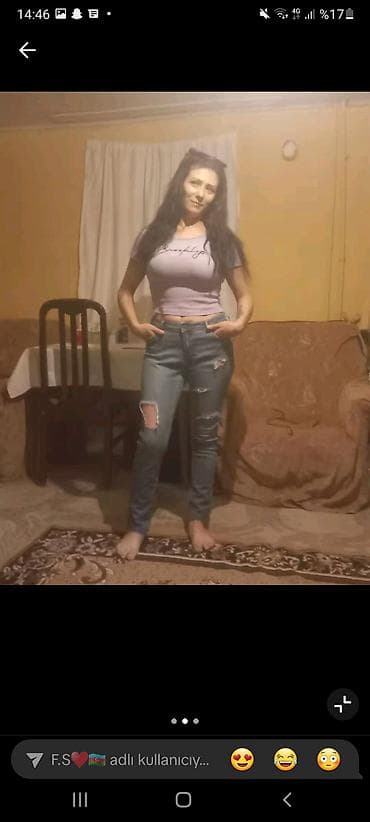 dəst paltar: Qadın geyimləri dəsti – t‑şört və cins şalvar • T‑şört: Açıq — 2