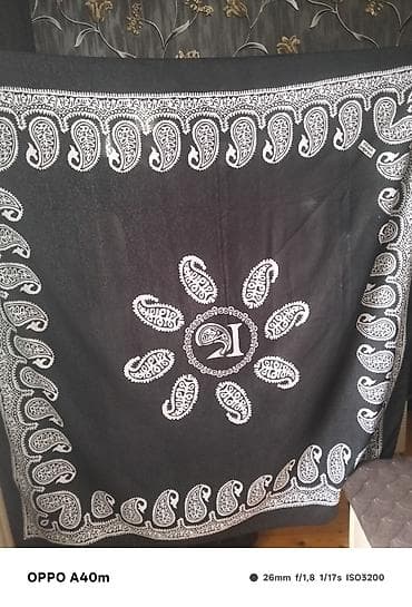 Qara şal/örtük – ağ naxışlı - Rəng: qara fon üzərində ağ naxışlar -