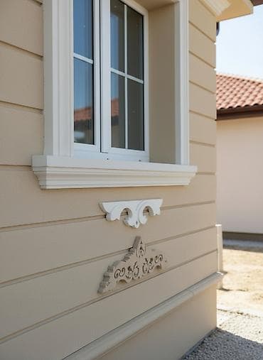 Memarlıq dekorativ elementləri binanın fasadını bəzəmək üçün istifadə