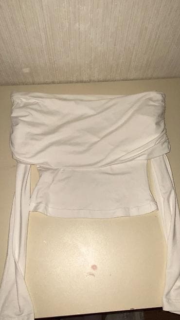 mühafizə geyimi: Ağ rəngli qadın bluzası - Model: çiyinləri açıq “off-shoulder” dizayn — 1