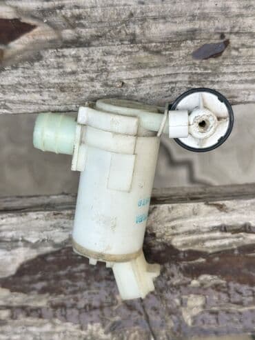 помпа: Avtomobillər üçün nəzərdə tutulmuş ağ rəngli şüşə yuyucu nasos — 2