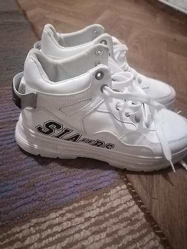 Ağ rəngli yüksək boğazlı idman ayaqqabısı - Üslub