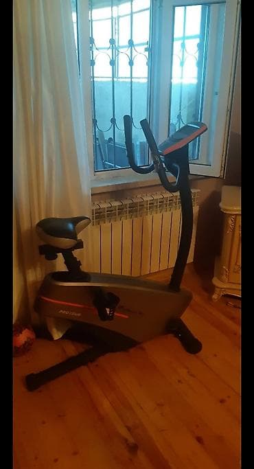 "Protour" markalı, qəhvəyi rəngli velosiped trenajoru. Evdə idman