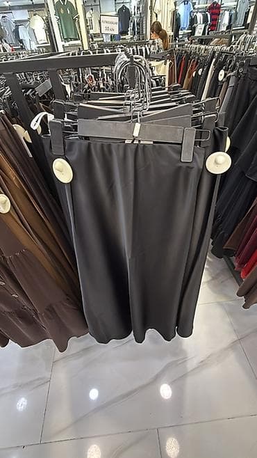 mini etek: Qadın ətəyi – qara, midi uzunluqda - Stil: Klassik, düz kəsim; — 1