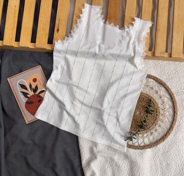 yazılı qadın koftaları: Dərin çəhrayı rəngdə, yaxasında naxışlı güpür detalları olan qadın — 3