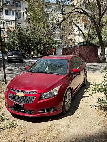 Nəqliyyat: Chevrolet Cruze sedan – qırmızı rəngdə, şəhər və tras üçün universal — 2