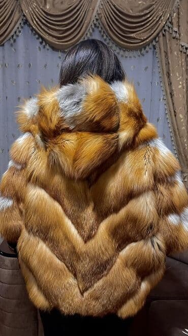 Digər qadın geyimləri: Qadınlar üçün təbii tülkü kürkündən qısa paltarlı gödəkçə. - — 3