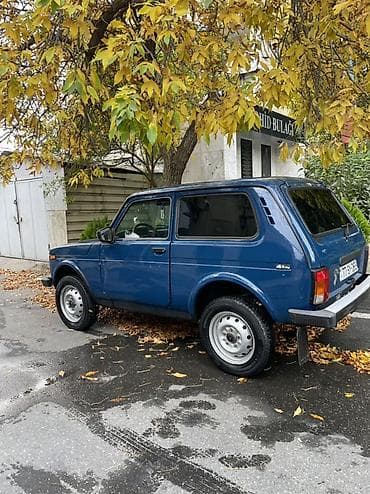 e39 guzgu: Lada Niva 4x4, mavi rəng, 3 qapılı SUV. Texniki xüsusiyyətlər və — 2