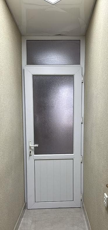 Məhəccərlər: PVC qapı – şüşəli üst hissə və transom pəncərəli model, əla — 1