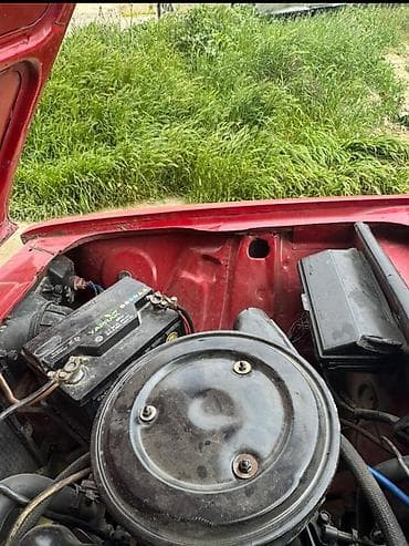 qezalı maşın: VAZ 2107 sedan - Kuzov: 4 qapılı sedan, qırmızı rəng - Mühərrik — 8