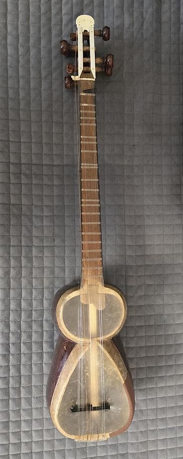 tut agaci: Tar (Azərbaycan tarı) - Korpus: Armud formalı, iki bölməli rezonator; — 3