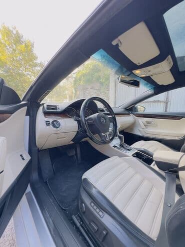 фольксваген пассат сс: Volkswagen CC, ağ kuzov və açıq rəngli-süet/deri kombinasiyalı salon — 6