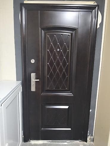 Tünd qəhvəyi rəngdə metal giriş qapısı. Qapı möhkəm konstruksiyaya və — 2