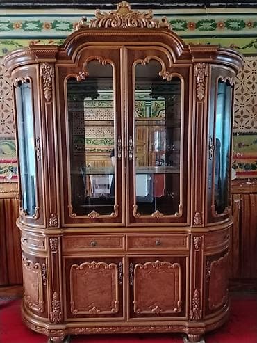 isti su: Klassik üslubda böyük vitrin-bufet - Material: təbii ağac teksturalı — 2