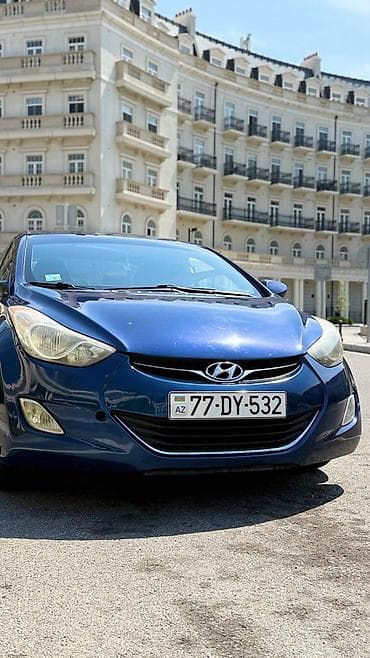 Hyundai Elantra, mavi rəngdə sedan. Xüsusiyyətlər: - Kuzov: sedan