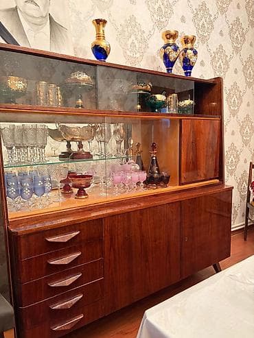 qab rəfi: Məhsul: Taxta bufet-vitrin (qonaq otağı üçün) Təsvir: - Klassik — 3