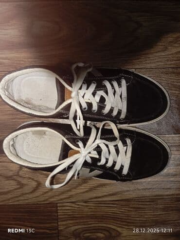 kamuflyaj kişi tolstovkaları: Ayaqabı satılır 42 razmer göy 6₼ ağ 5₼ ikisini alana endirim olacaq — 6