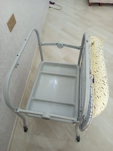 Beşiklər: Kompakt dizaynlı və asan istifadə olunan uşaq dəyişdirmə masası — 3