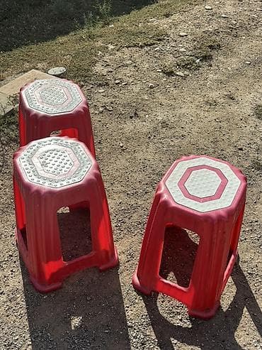 Plastik taburet dəsti - Rəng: qırmızı gövdə, ağ səthli oturacaq -