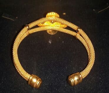 qizil qolbaqlar instagram: İkiqat naxışlı məftil dizaynına malik qızılı rəngli bilərzik. Ortada — 4