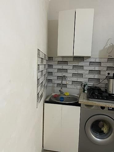 kuxna divan: Ağ rəngdə kompakt mətbəx mebel komplekti. Dəstə aşağı hissədə qapılı — 1