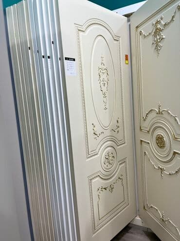 Ağ rəngdə, incə oyma naxışları olan qapılar. Bu qapılar evinizə