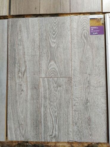 laminant: Ağac naxışlı boz laminat döşəmə lövhələri. Bu lövhələr evdə, ofisdə və — 1