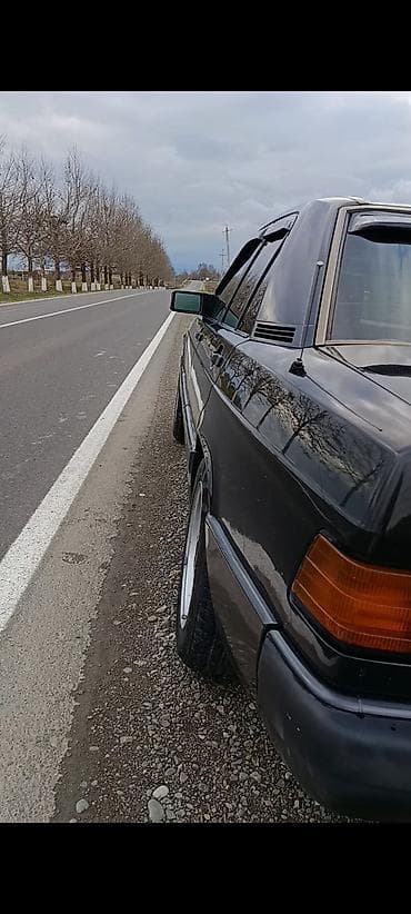 mercedes gl: Mercedes-Benz 190 (W201) sedan - Kuzov: qara rəng, 4 qapı, klassik — 4
