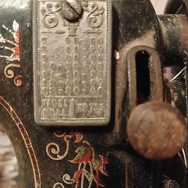 model maşınlar: Antik tikiş maşını – dekorativ ornamentli, çuqun gövdəli, mexaniki — 3