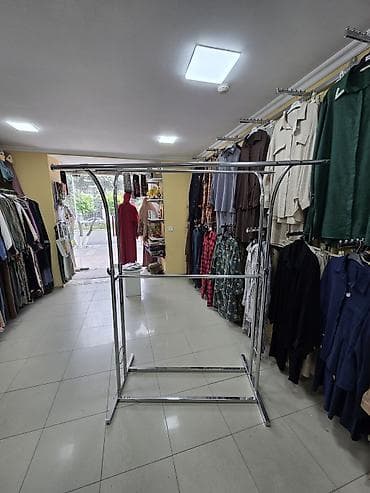 vitrin panel: Mağaza üçün metal geyim asılqanı (yerüstü stend) razılaşma ilə - — 1