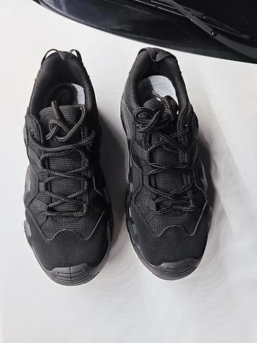 Kişi geyimləri: Tam qara rəngdə kişi idman ayaqqabısı - Stil: gündəlik və outdoor — 5